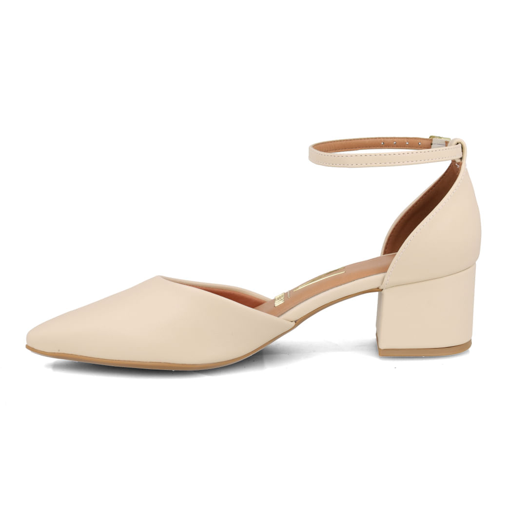 Close no bico fino do scarpin feminino Vizzano creme