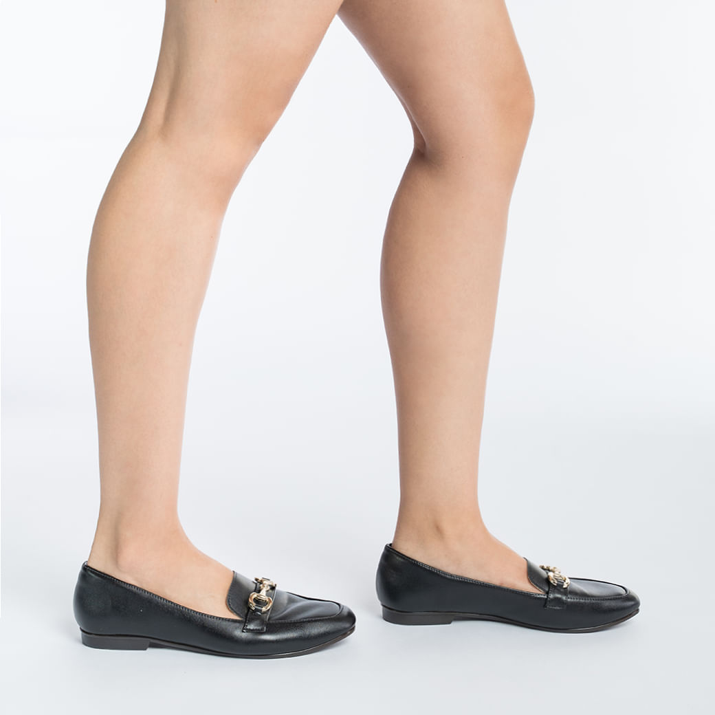 Sapatilha preta feminina com detalhe dourado vista lateral