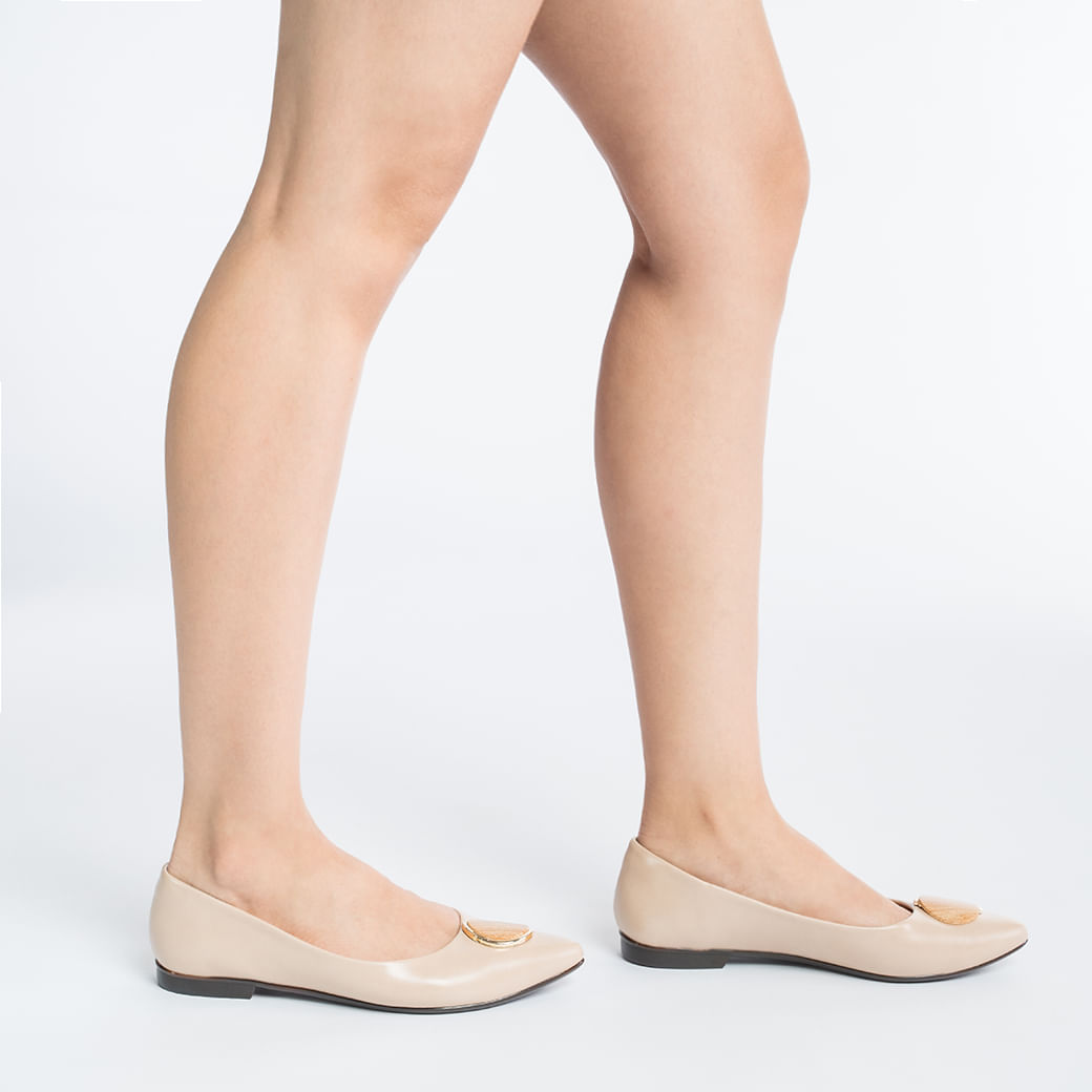 Vista lateral da sapatilha Kult feminina nude com bico fino