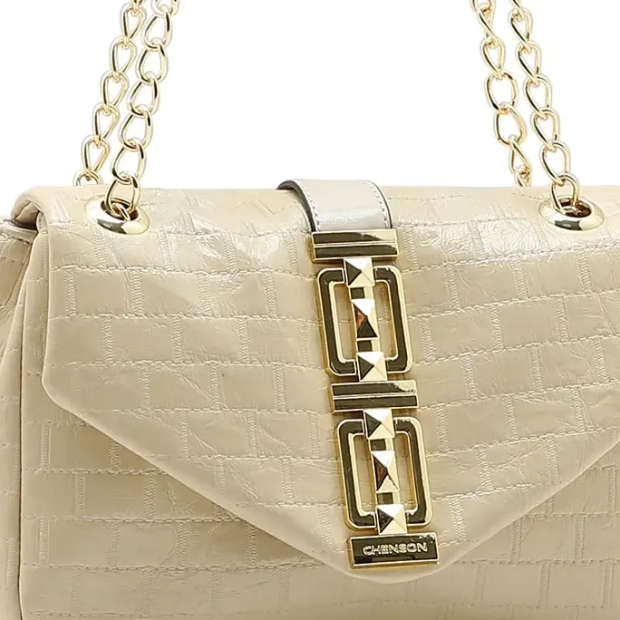 Detalhe frontal da bolsa Chenson bege matelassê com fecho metálico dourado