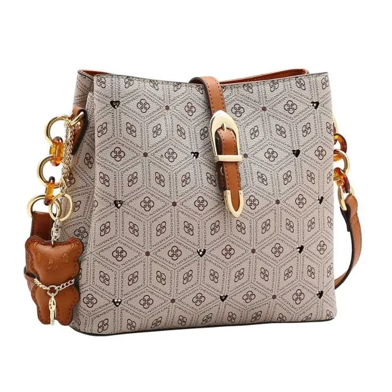 Bolsa transversal Chenson com estampa geométrica natural e detalhes em marrom Bege, vista frontal em ângulo levemente lateral