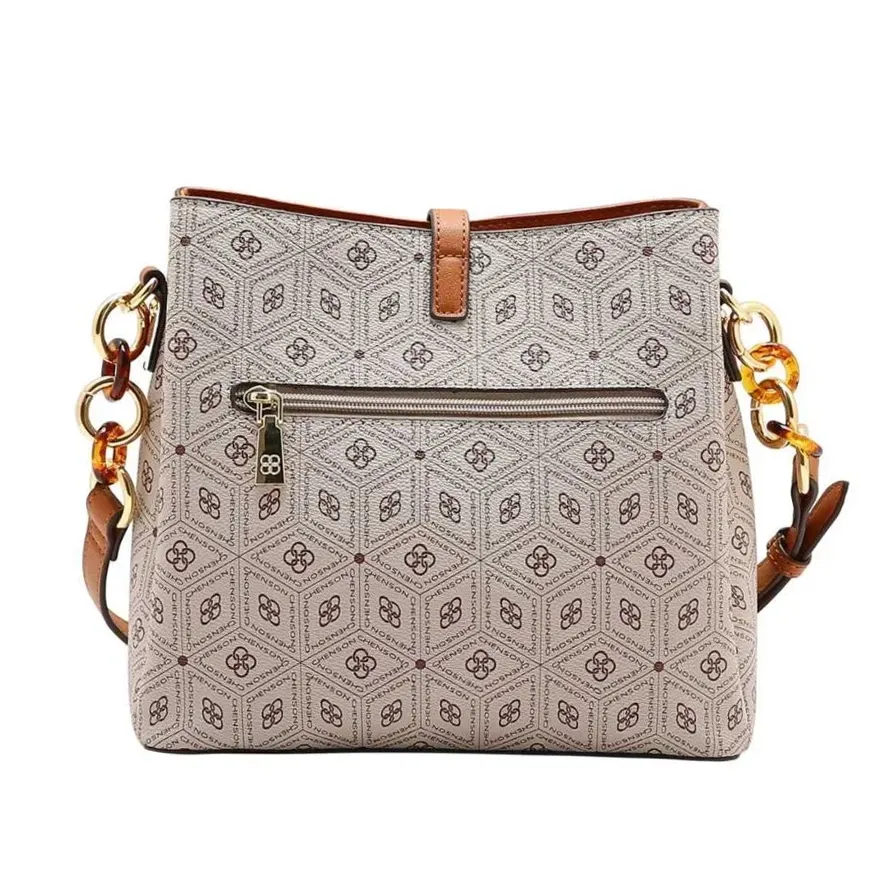 Parte traseira da bolsa transversal Chenson mostrando bolso externo com zíper dourado e alça ajustável