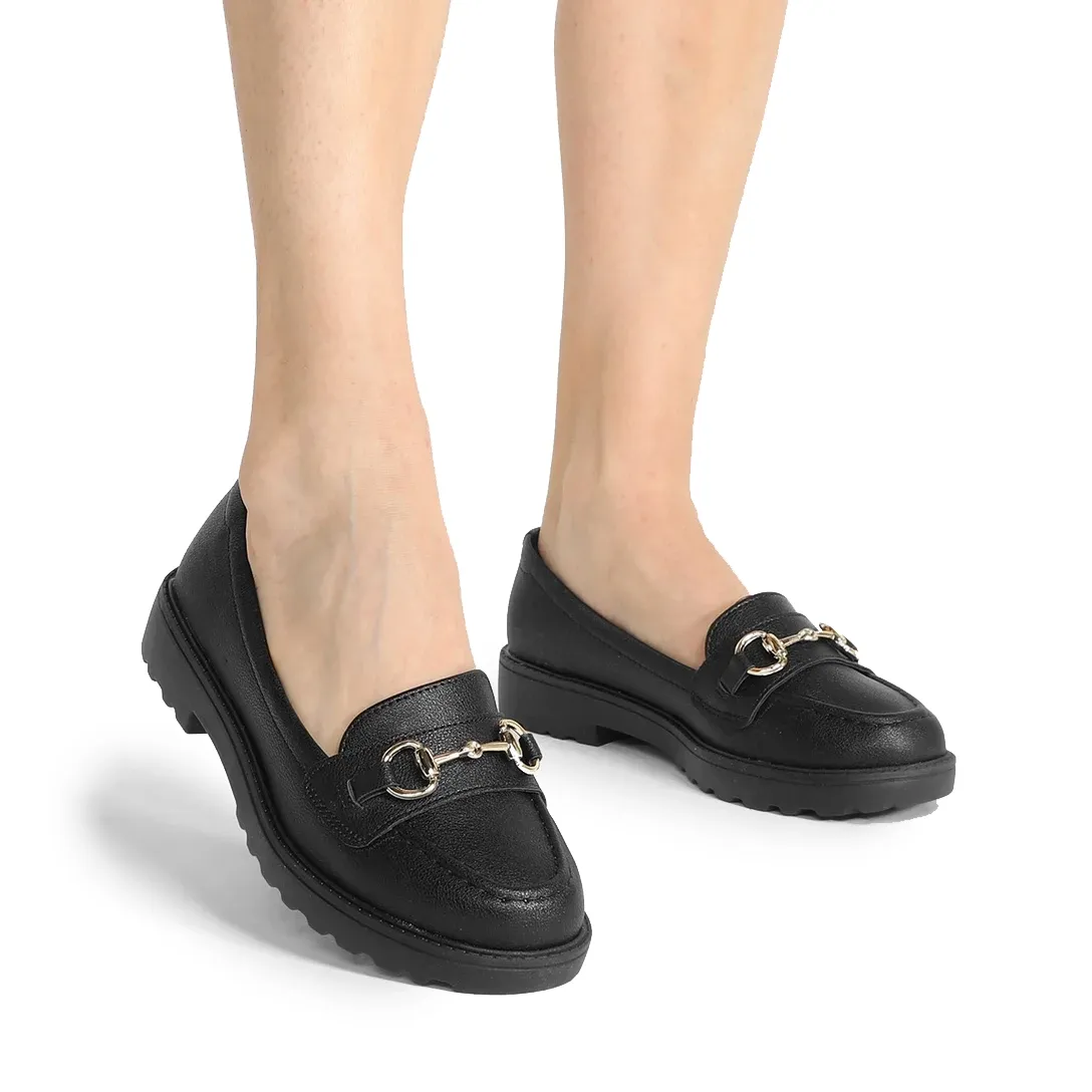 Vista lateral do mocassim feminino preto com detalhes de costura e sola tratorada