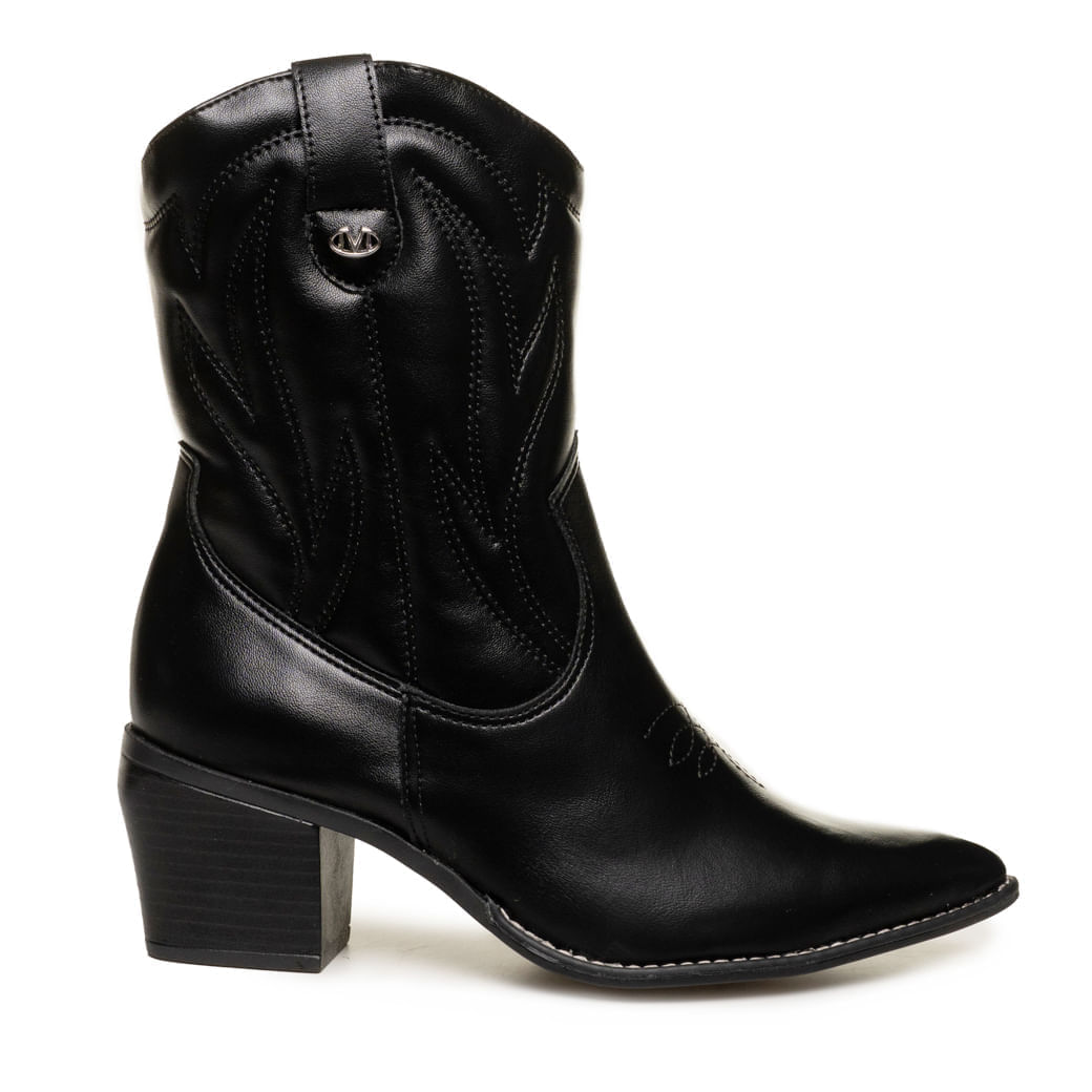 Bota feminina preta Via Marte cano baixo em napa sintética Montana com salto grosso e bico fino vista lateral
