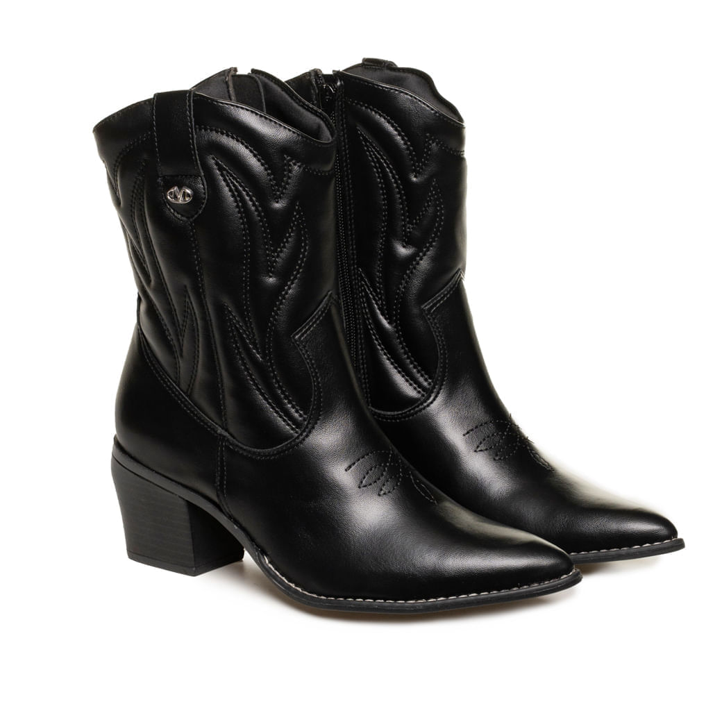 Bota Via Marte feminina preta com salto grosso e detalhes finos