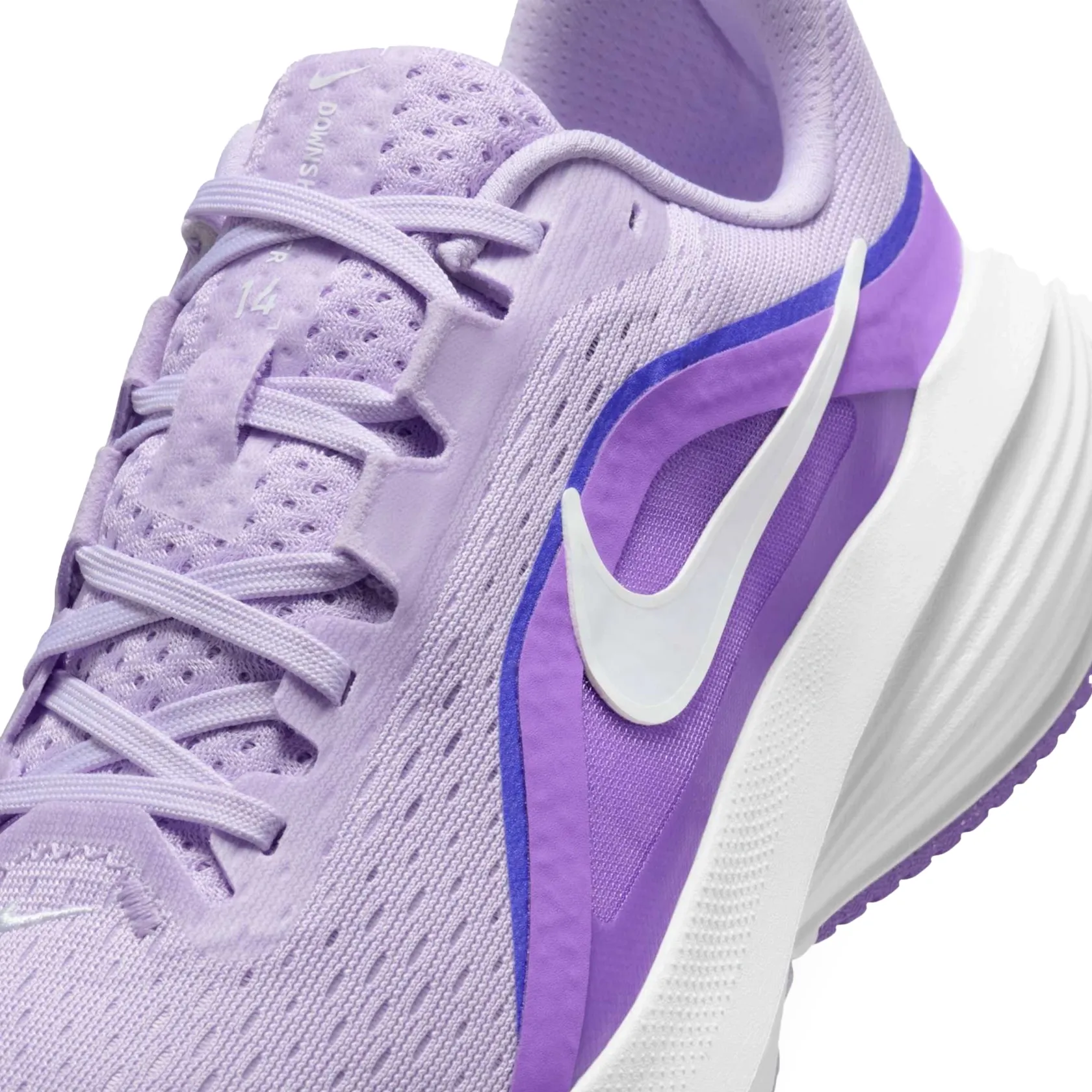 Tênis Nike Downshifter 14 Feminino roxo em uso para corrida