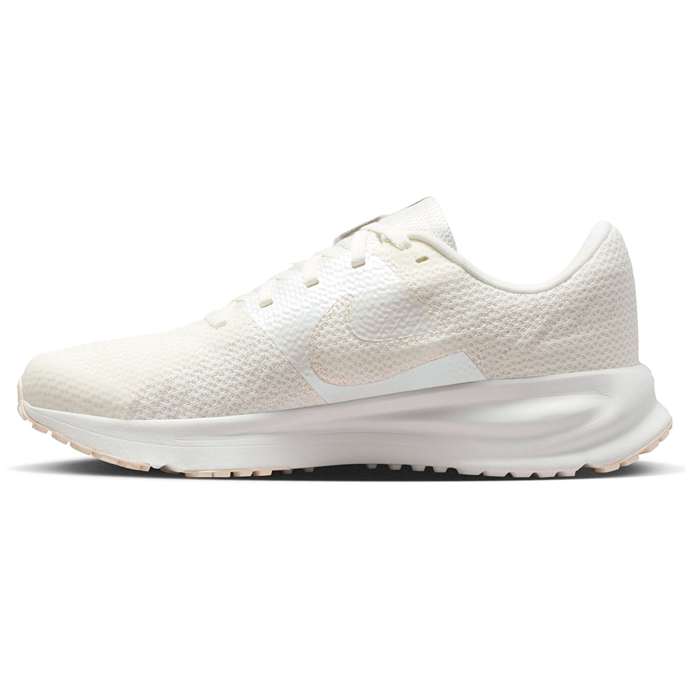 Tênis Nike Run Defy Feminino Branco vista lateral mostrando detalhes do solado e cabedal