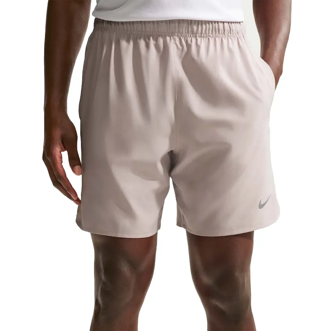 Bermuda Nike Challenger masculina na cor bege, vista frontal com logo Nike visível
