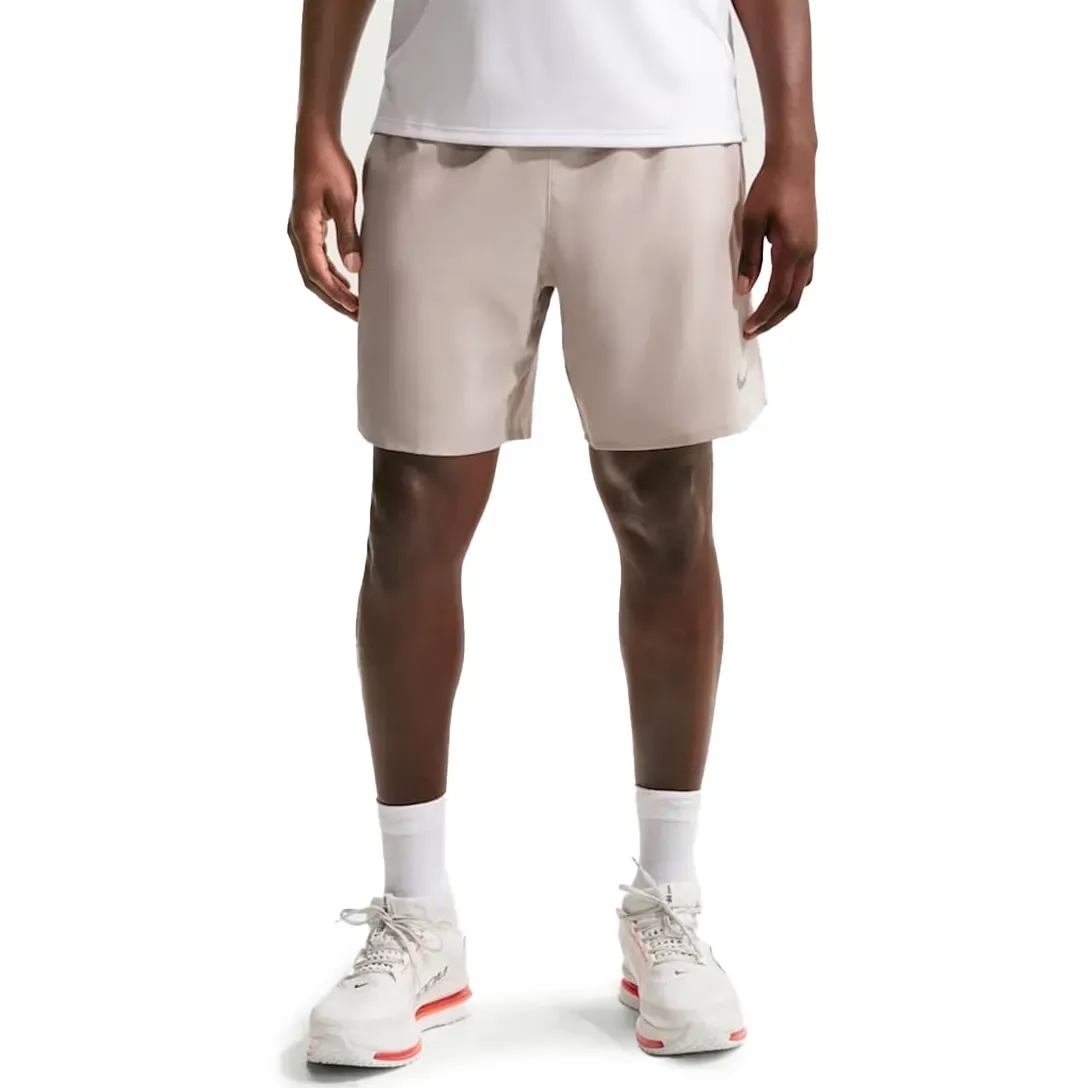 Bermuda Nike Challenger masculina bege vista lateral mostrando detalhes do tecido e bolsos
