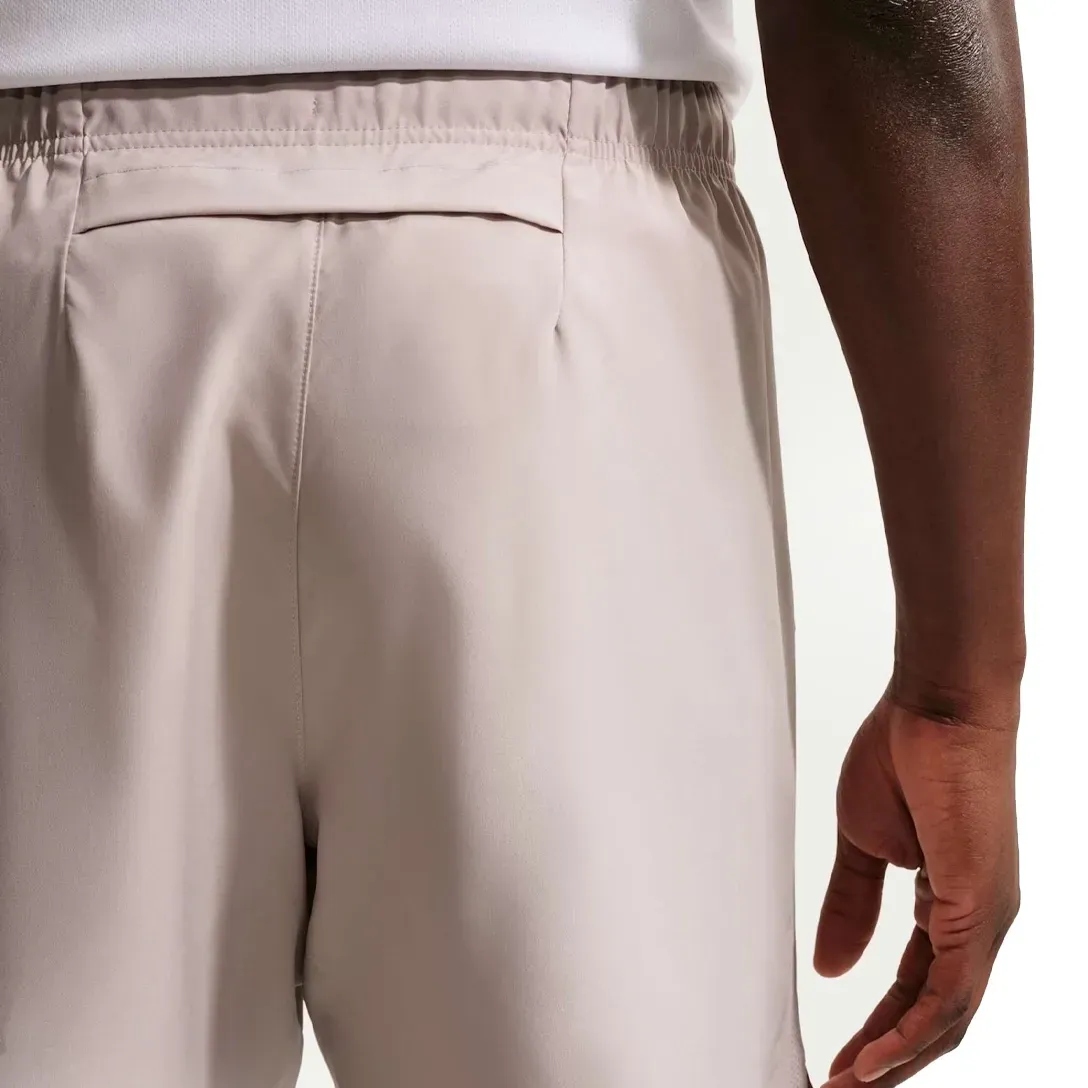 Bermuda Nike Challenger masculina bege destacando tecido leve e tecnologia