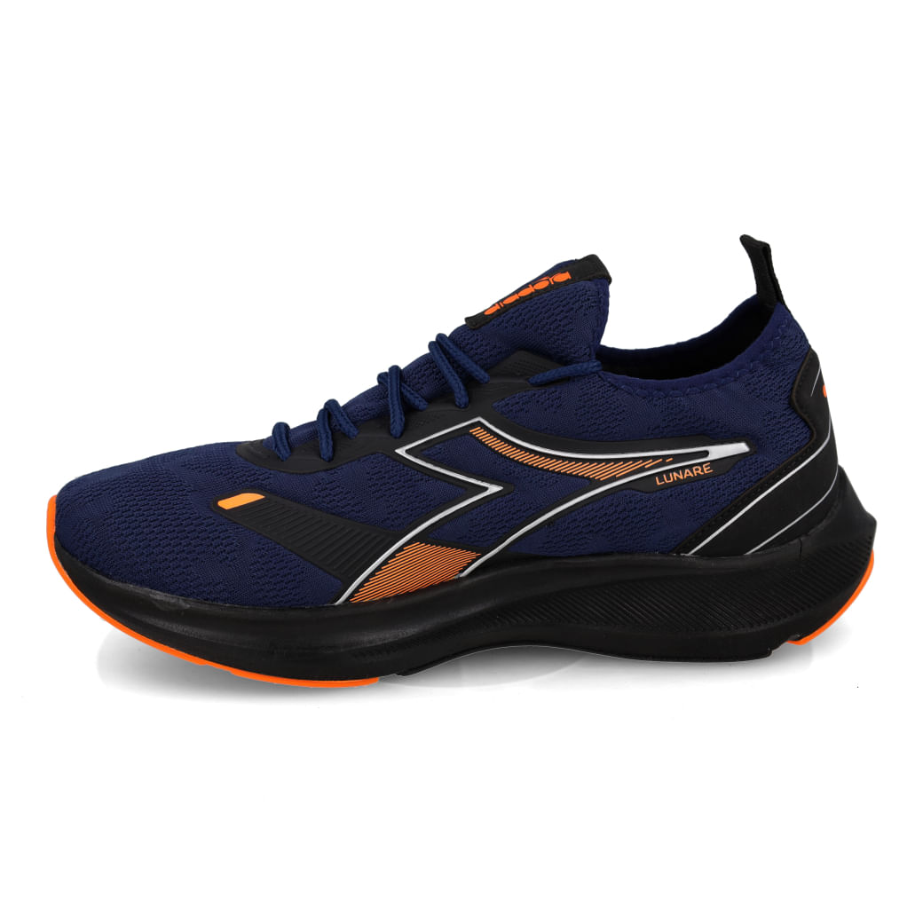 Tênis de corrida Diadora Lunare masculino na cor marinho com detalhes em preto e laranja, vista lateral esquerda