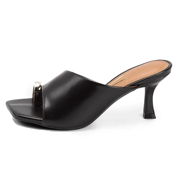 Vista lateral do Tamanco Vizzano Salto Taça Feminino Preto com detalhe dourado