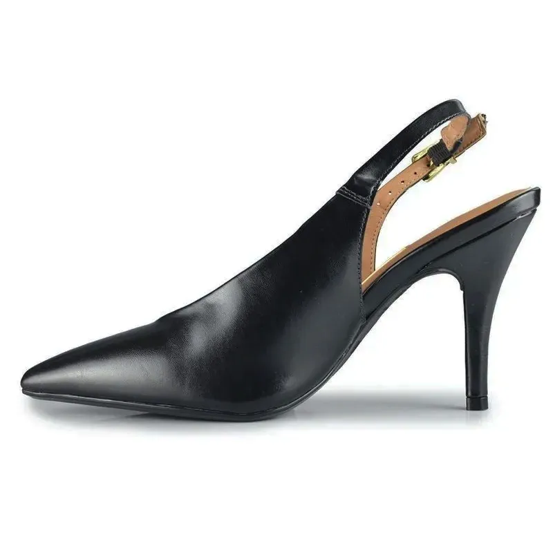 Detalhe lateral do sapato casual feminino em napa preto
