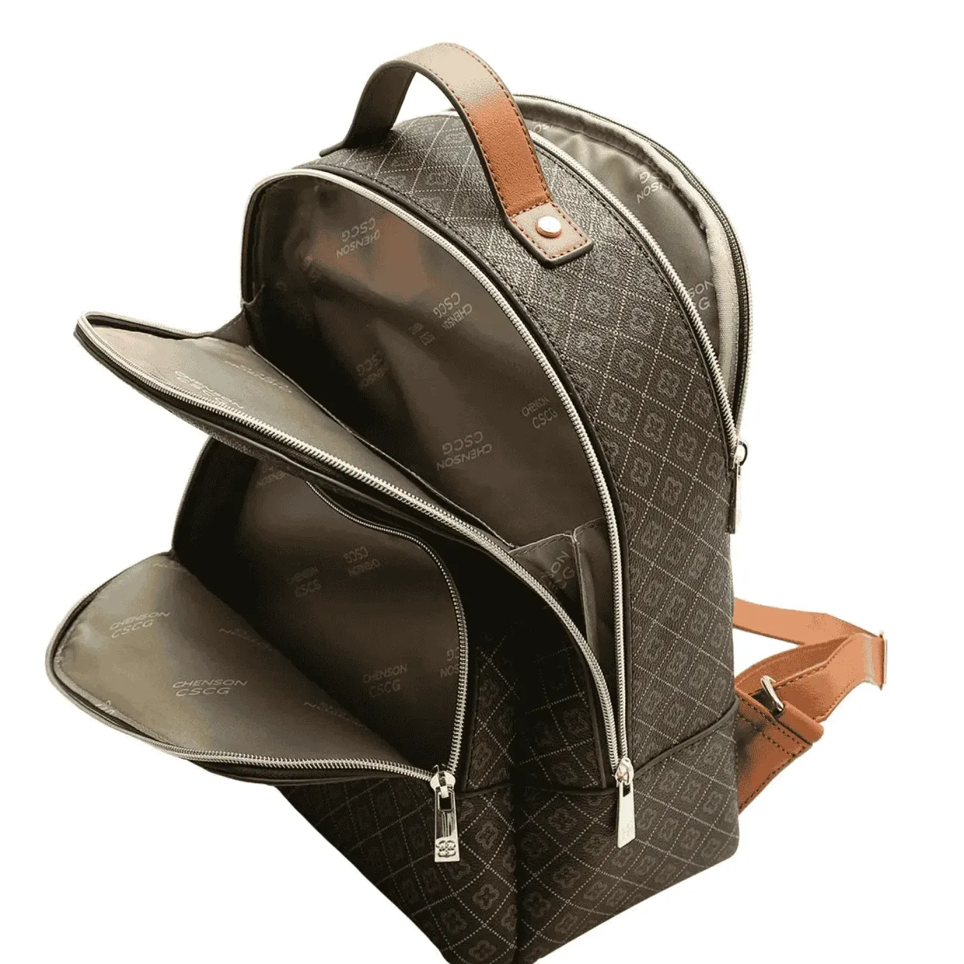 Mochila Chenson Monograma Café  destacando acabamento e design