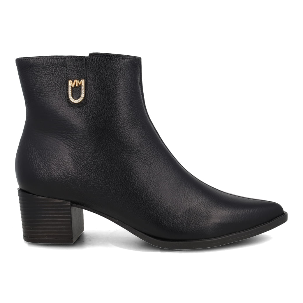 Bota feminina preta de cano curto em couro legítimo com salto grosso de 5 cm e fivela dourada na lateral