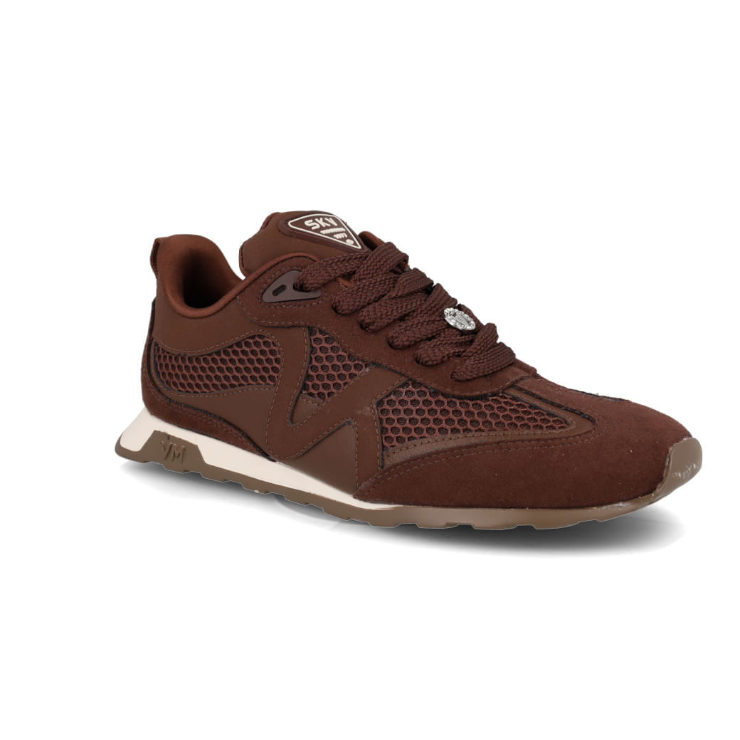 Tênis casual feminino Via Marte marrom em ângulo frontal para ajuste e conforto.