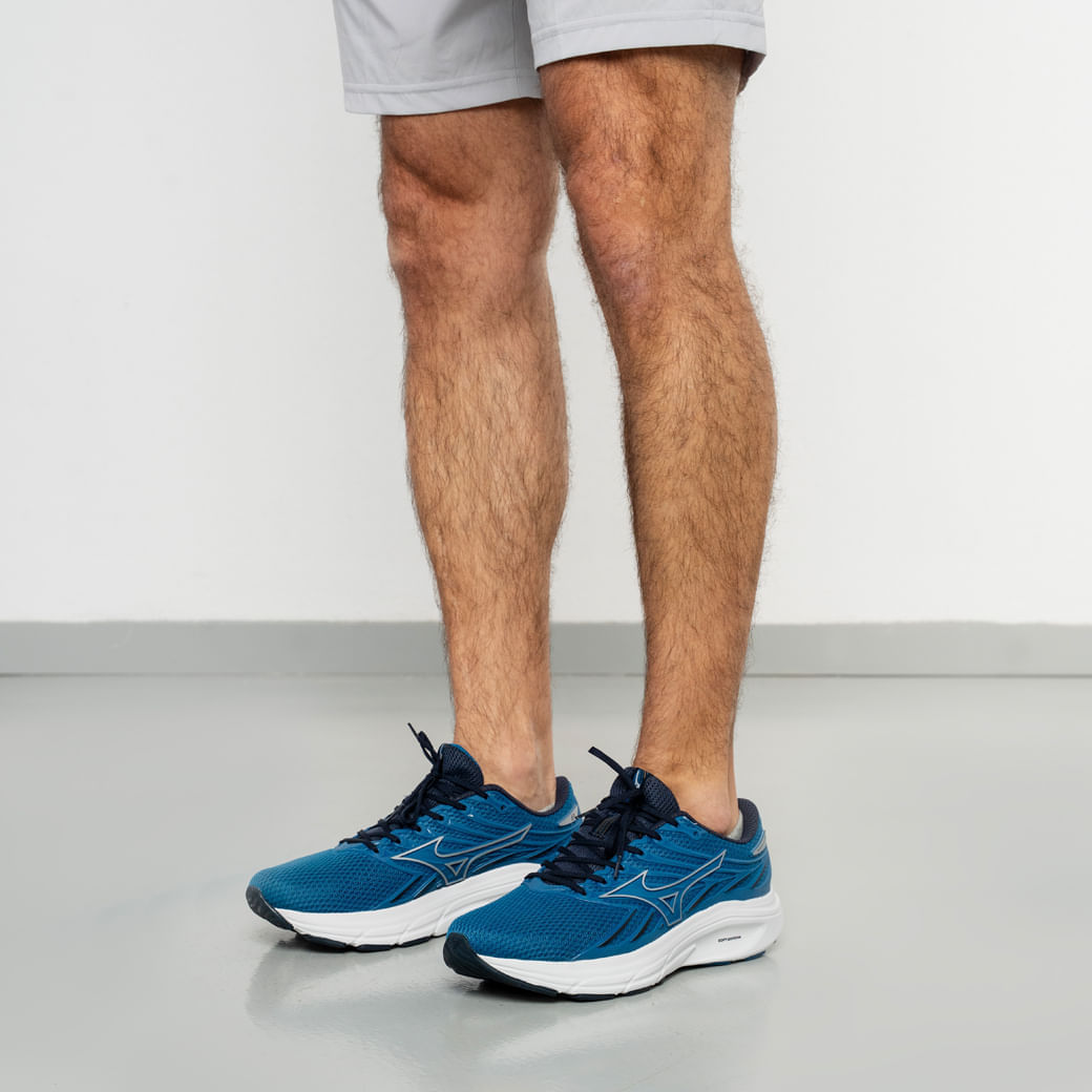 Vista lateral do tênis Mizuno Jet 8 masculino azul mostrando design moderno e cabedal ventilado