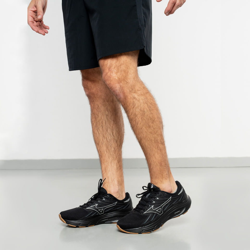 Perfil lateral direito do Tênis Mizuno Jet 8 preto com detalhes do cadarço e entressola SOFTIERFOAM