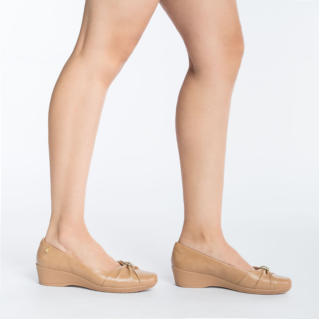 Sapato feminino Comfortflex bege com salto anabela, vista lateral detalhada
