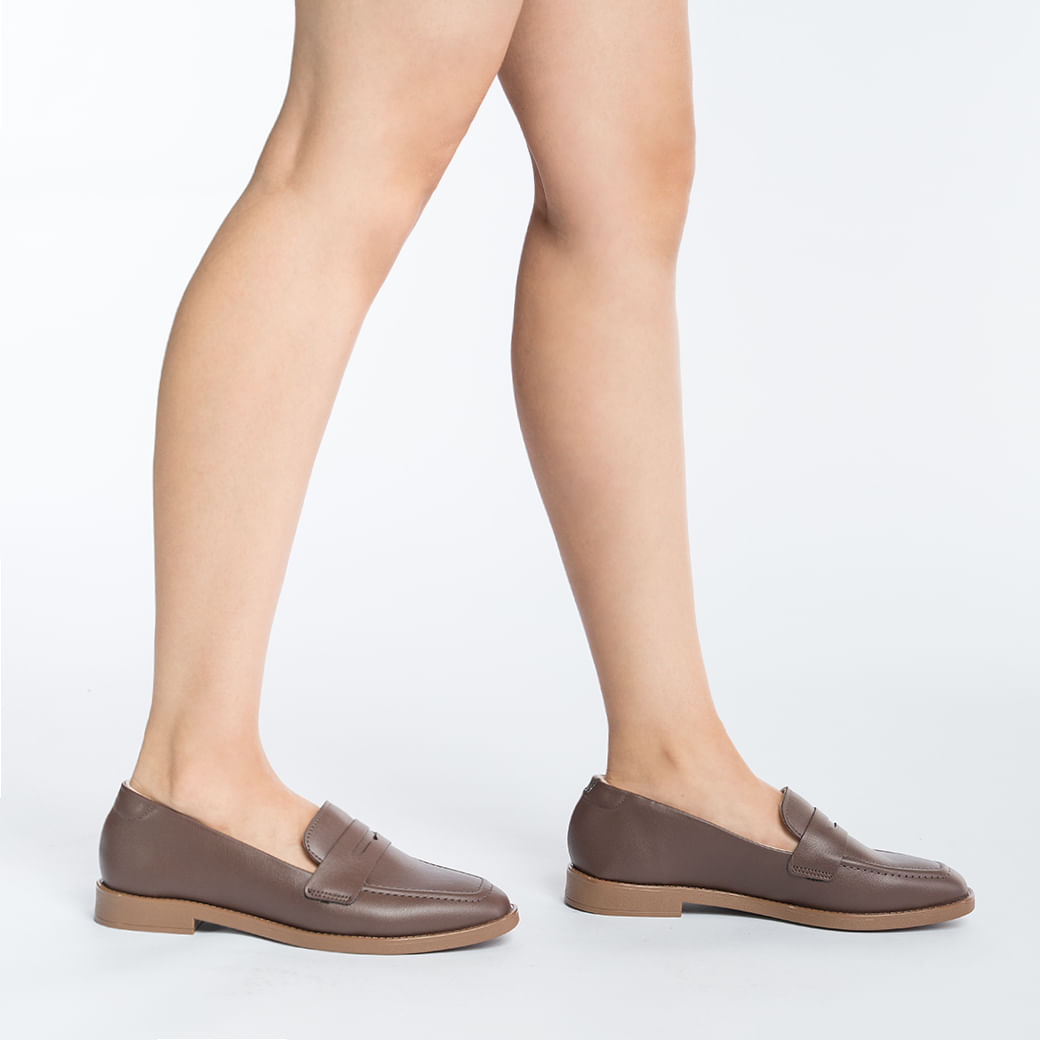 Sapato mocassim feminino Beira Rio em couro ecológico chocolate, vista lateral mostrando design clássico.