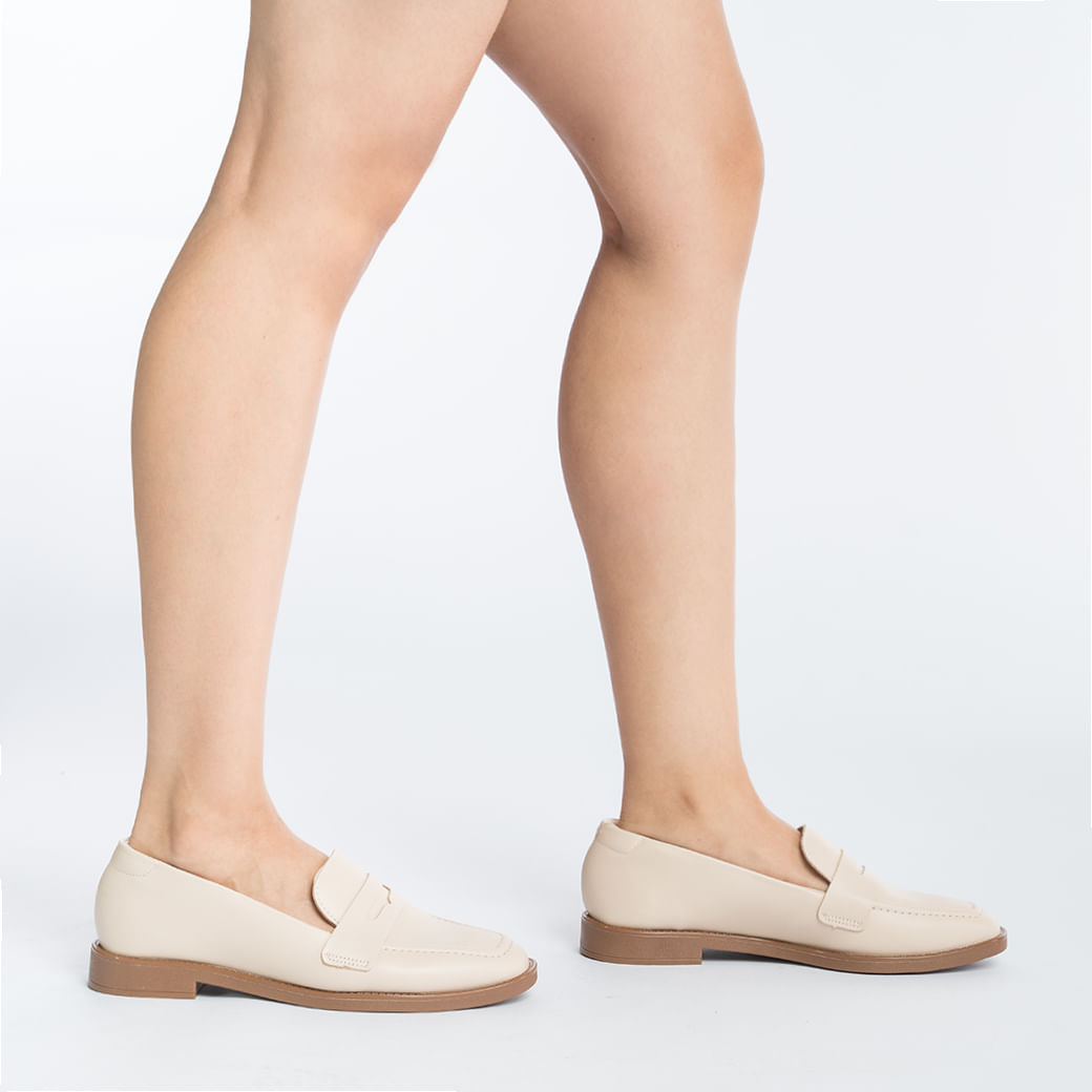 Sapato mocassim feminino em couro ecológico creme, vista lateral com detalhes de costura