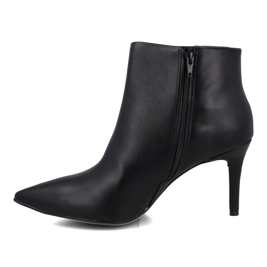 Bota Vizzano salto fino feminina preta usada em ambiente casual