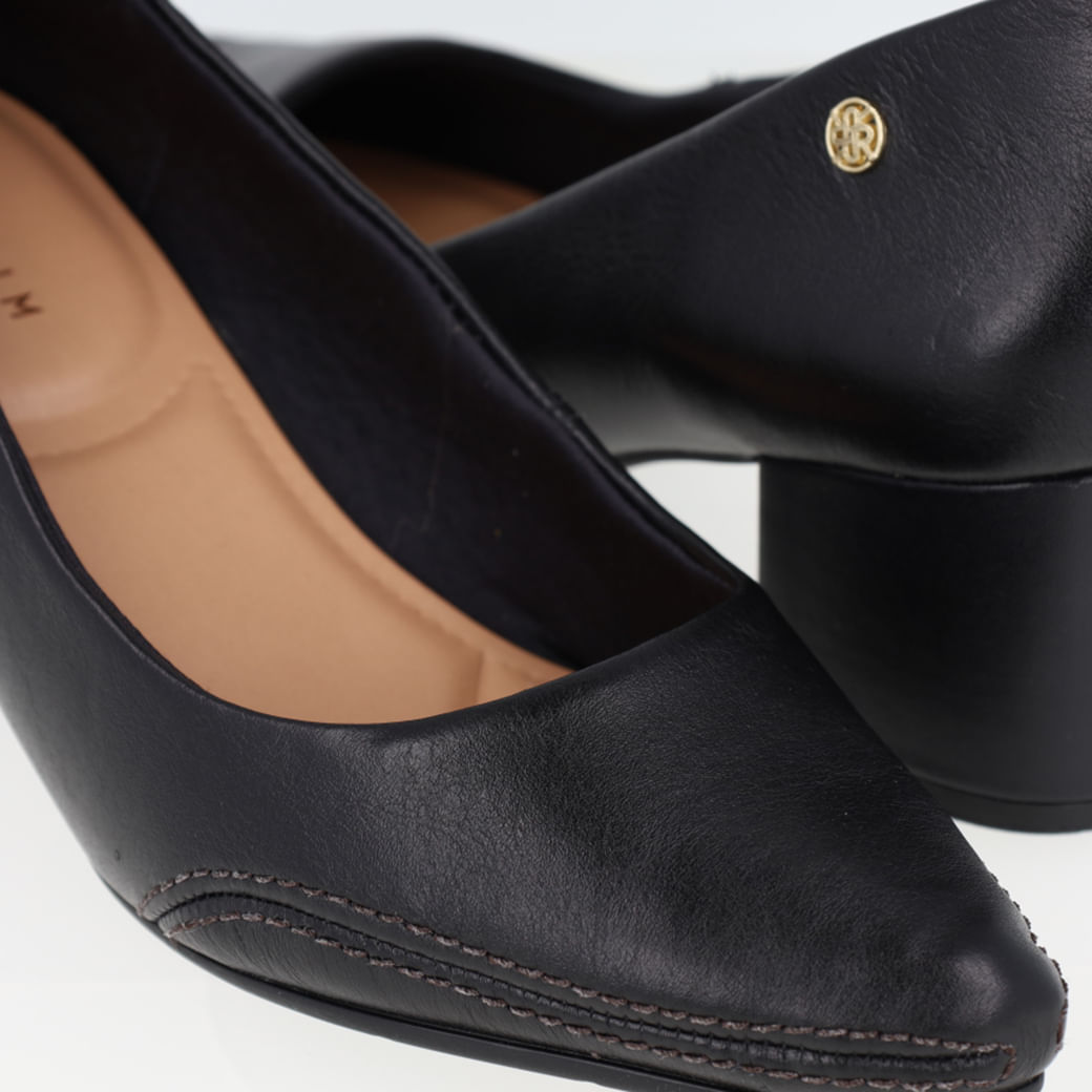 Scarpin Ramarim couro preto com salto bloco em destaque