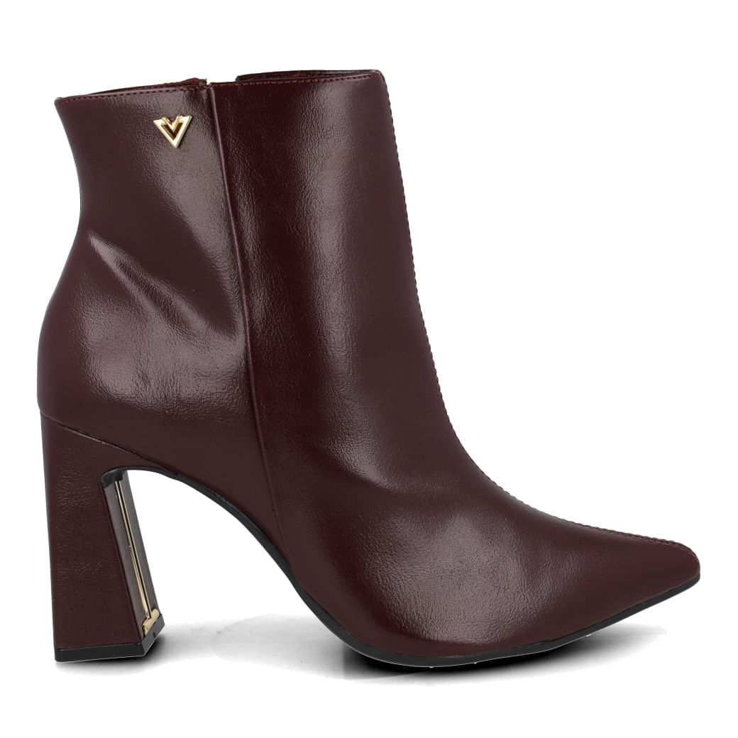 Bota feminina Via Marte de cano curto com bico fino, marrom, em couro sintético, vista frontal com salto bloco e detalhes metálicos