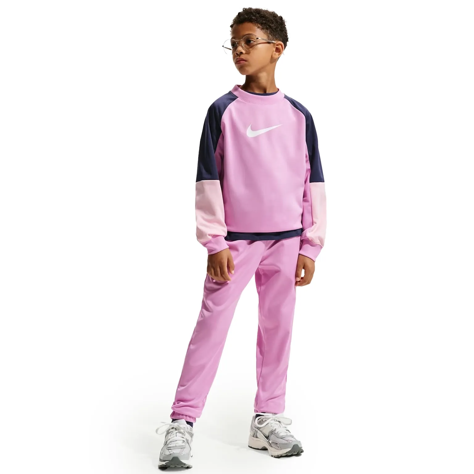 Crianças vestindo conjunto infantil esportivo rosa da Nike em fundo branco