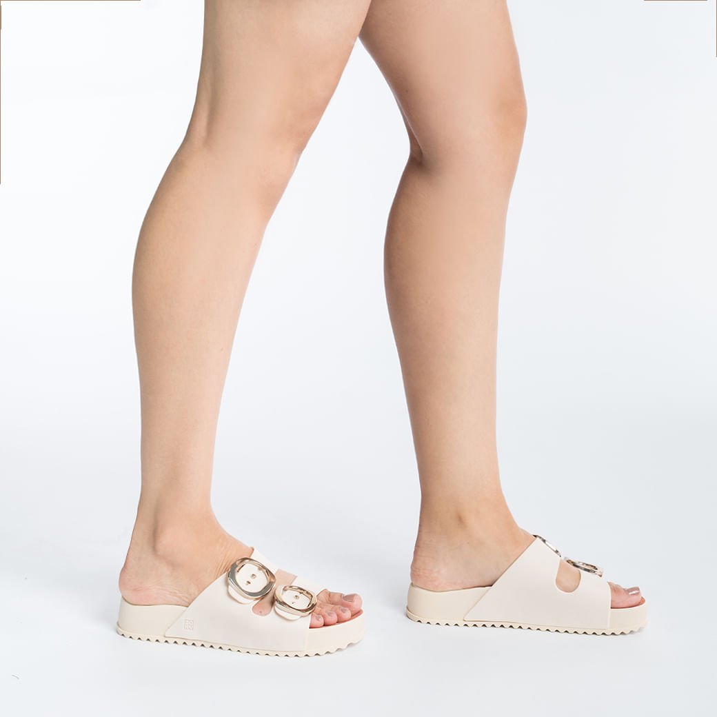 Papete Zaxy Slide Cortiça Partner Soft Feminino Off White vista lateral mostrando detalhes das fivelas e sola de cortiça