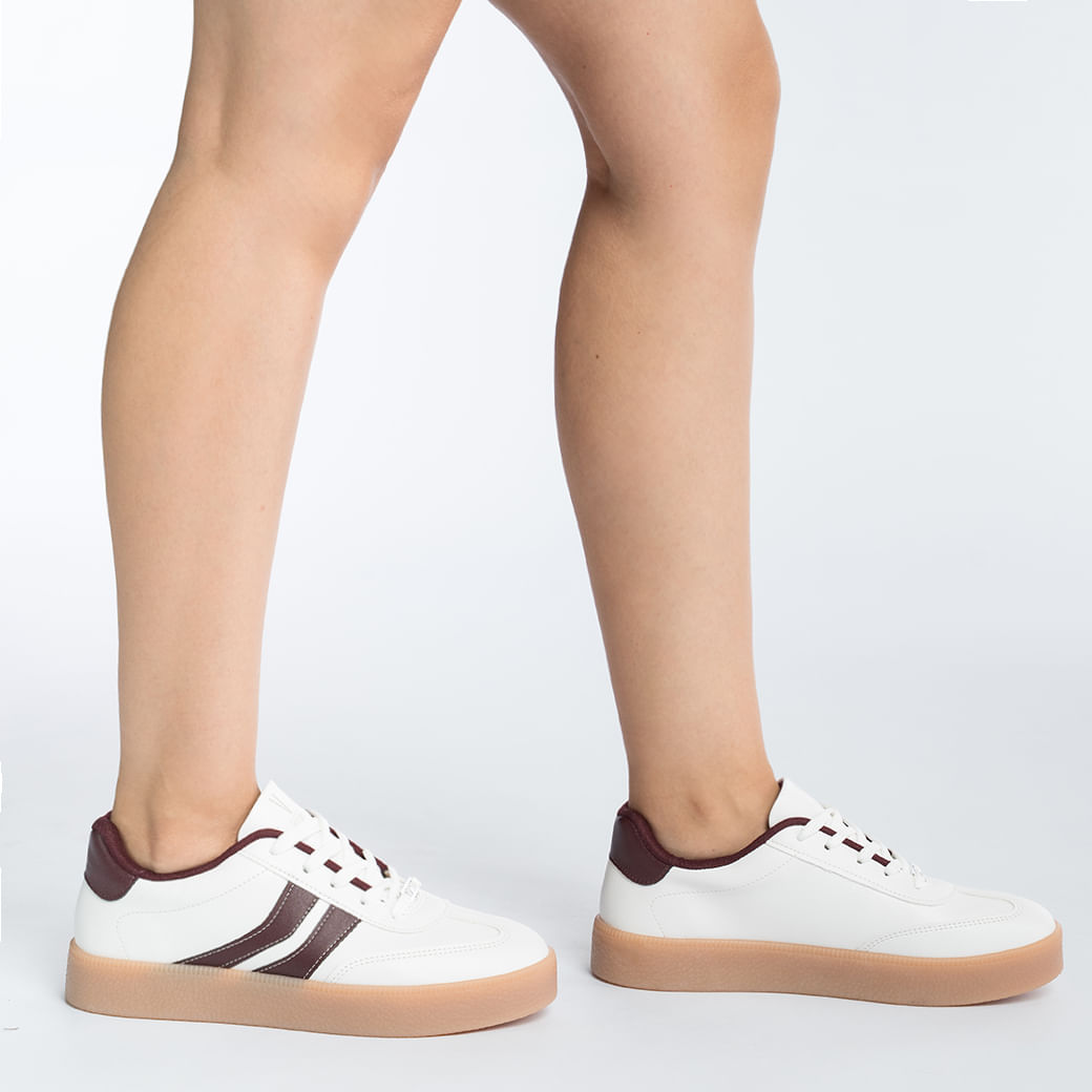 Tênis Vizzano Branco Feminino Casual com detalhes em vinho, mostrado de frente, sobre fundo branco