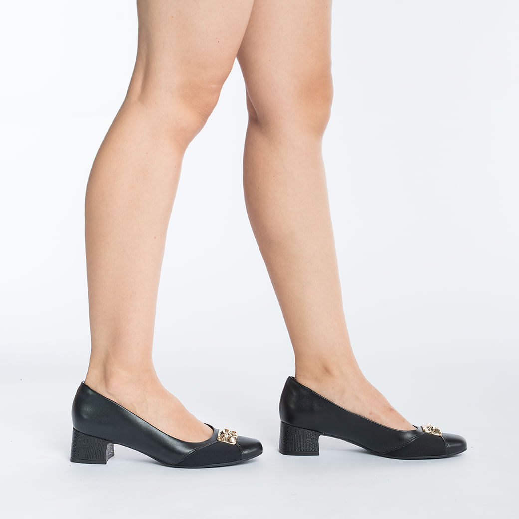 Vista lateral do Scarpin Comfortflex preto feminino mostrando a fivela decorativa e textura do solado