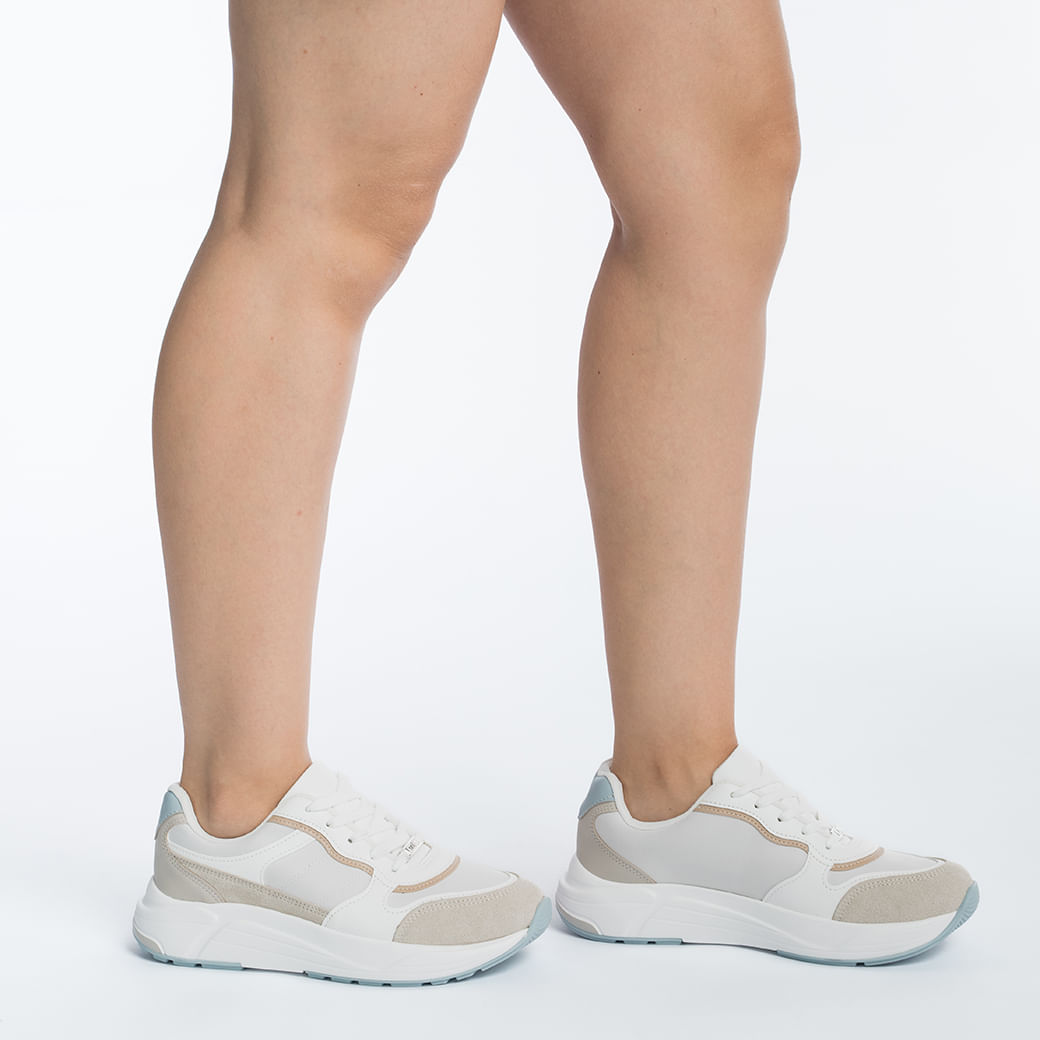 Vista lateral do tênis Vizzano branco com detalhes coloridos e sola branca e azul