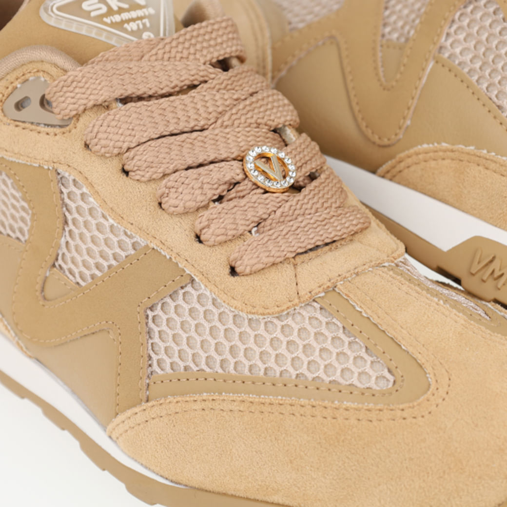 Tênis casual feminino bege Via Marte com foco na tabela de numeração e detalhes do produto