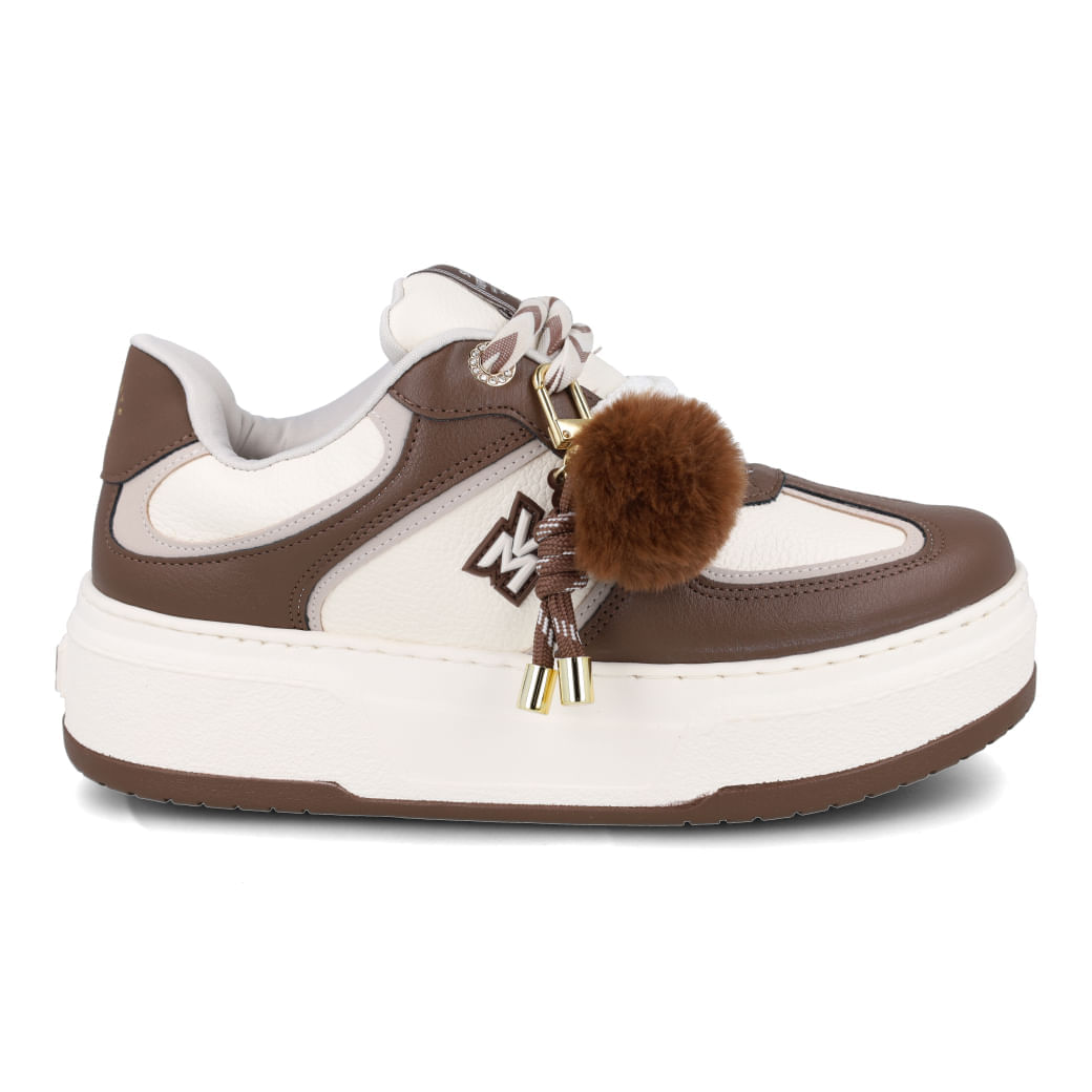 Tênis Via Marte New Floater Feminino Marrom com detalhes em couro sintético, solado branco e marrom, pompom marrom e fechamento com cadarço visto de frente
