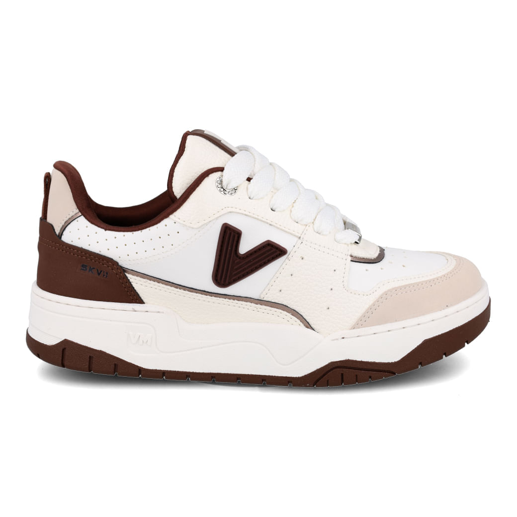 Tênis casual feminino Via Marte em tons bege com detalhes em nobuck e napa, fechamento em cadarço.