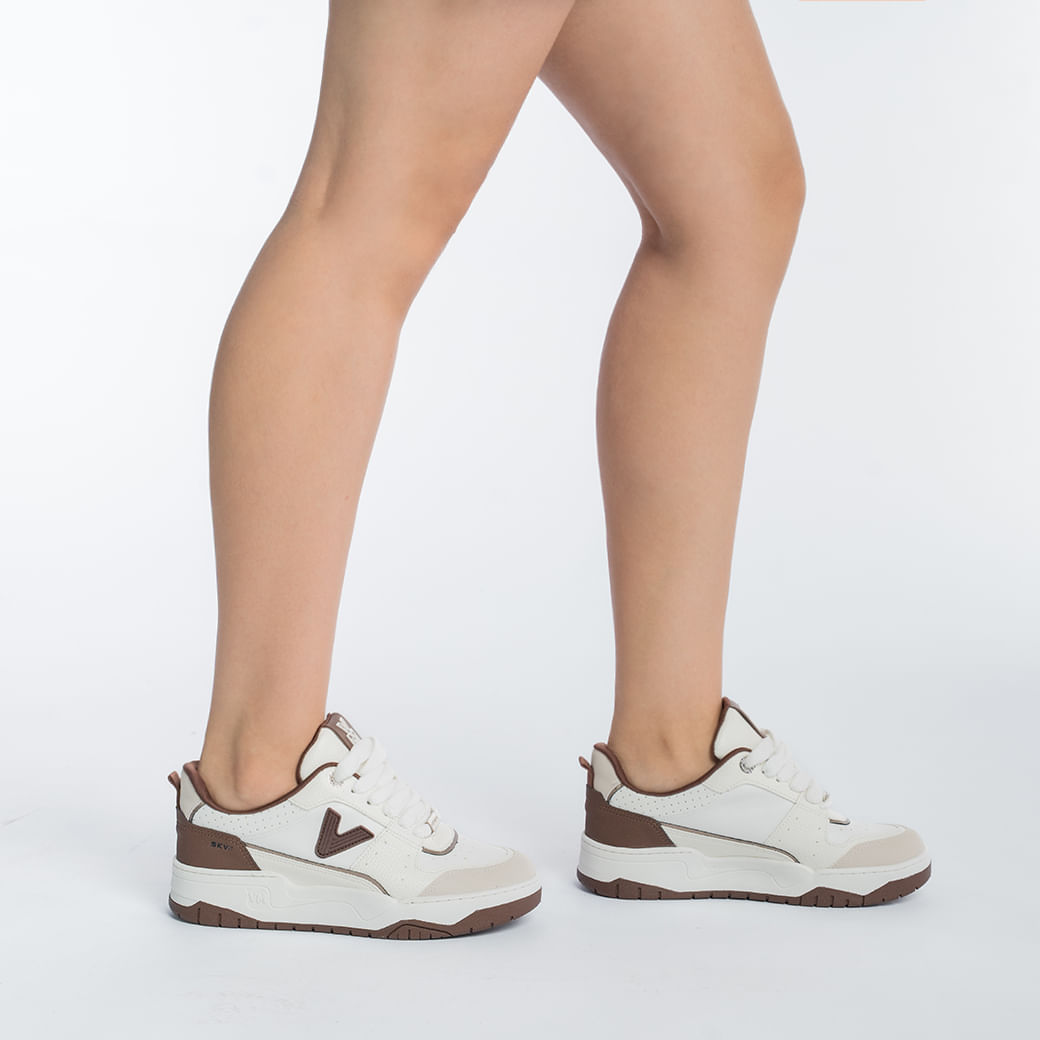Vista lateral do tênis casual feminino Via Marte mostrando detalhes dos materiais nobuck e napa.