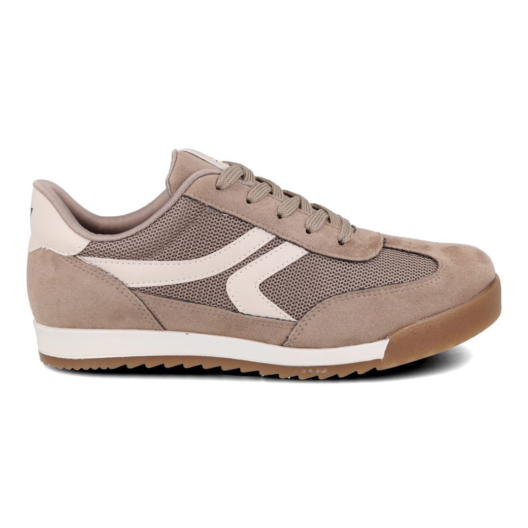 Tênis Via Marte Nude Feminino Casual em camurça taupe e detalhes em couro branco, com fechamento por cadarço e solado de borracha
