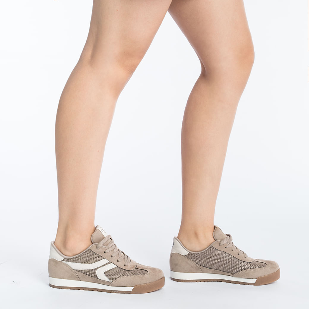 Vista lateral do tênis Via Marte Nude Feminino em camurça taupe com detalhes em couro branco e cadarço