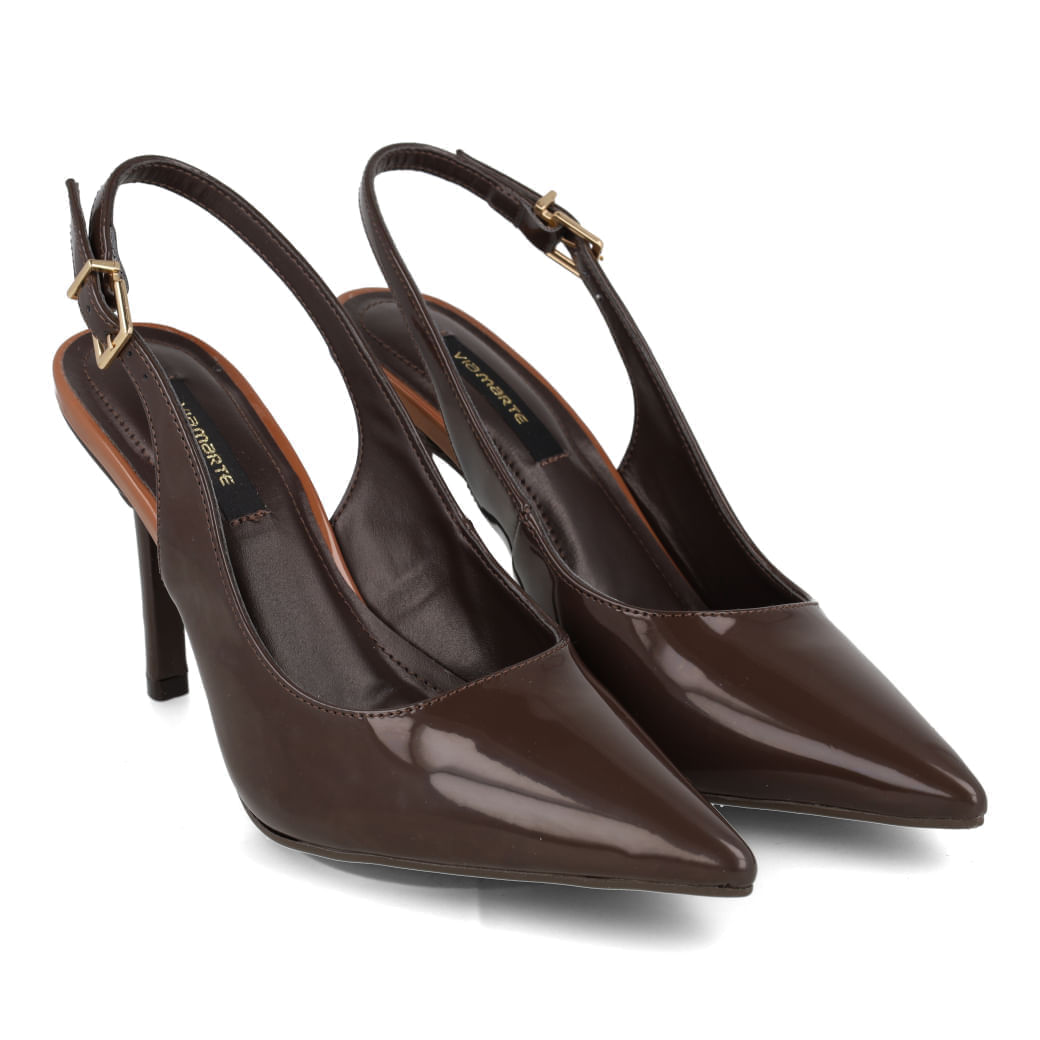 Scarpin Via Marte verniz marrom em ângulo lateral para ajuste e conforto