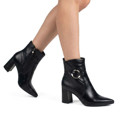 Vista lateral da bota preta feminina Tanara com salto bloco e detalhe metalizado
