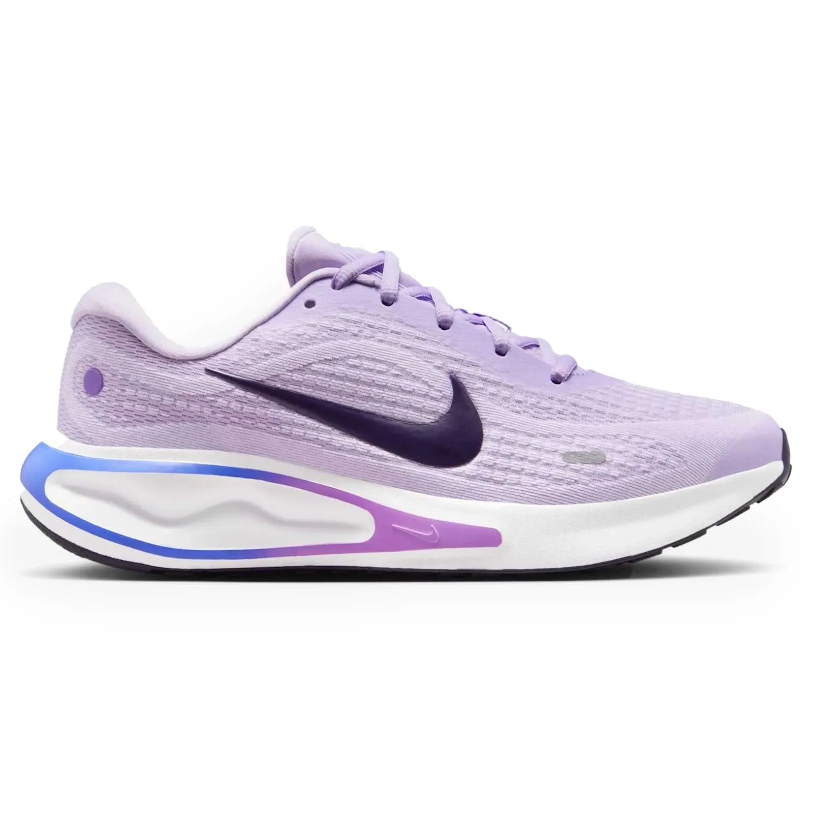 Tênis Nike Journey Run feminino roxo com textura de malha e detalhes em azul e branco, solado branco com detalhes em azul e roxo.