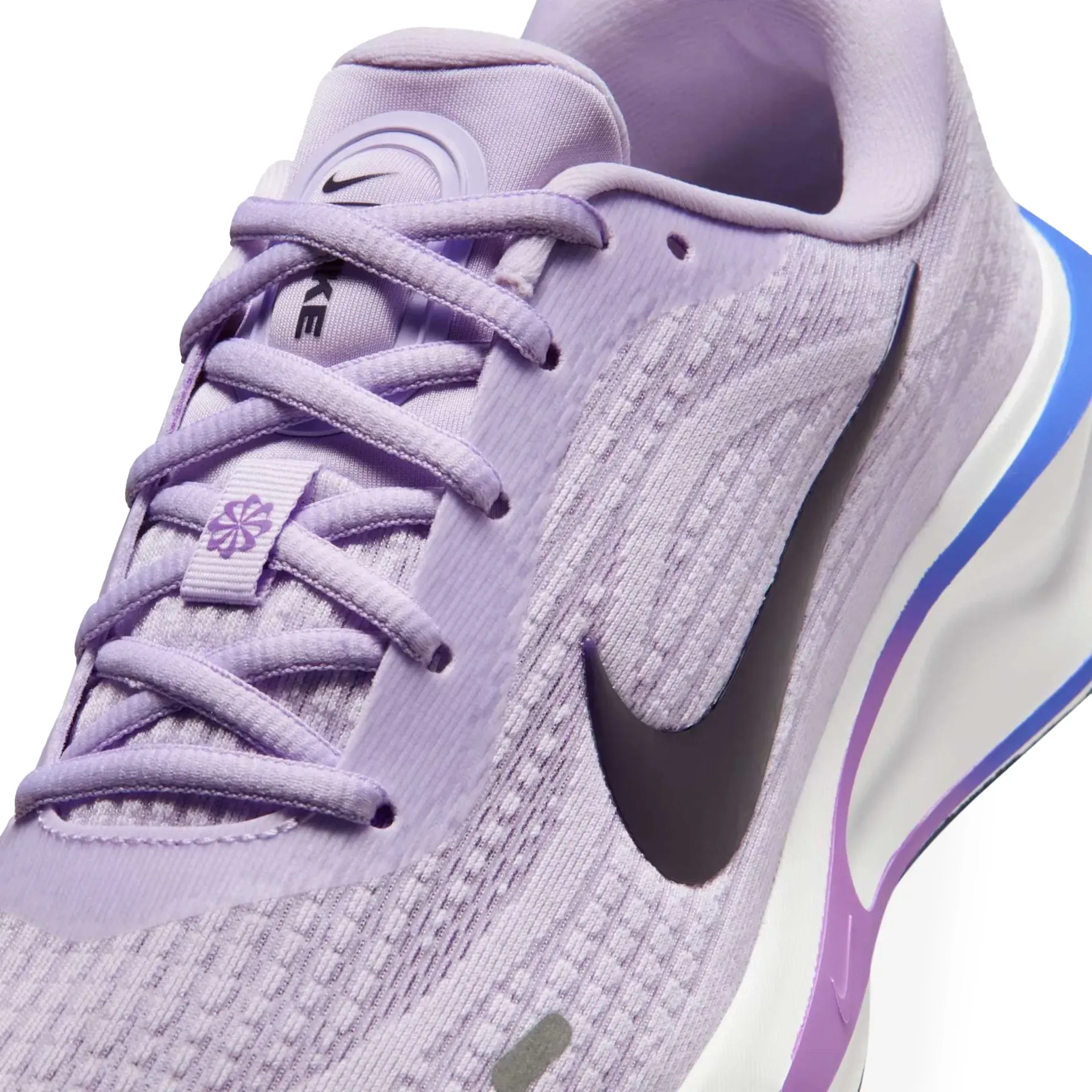 Tênis Nike Journey Run feminino roxo visto de lado, com textura de malha respirável e solado branco com detalhes coloridos.