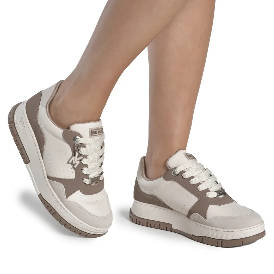 Tênis casual feminino Via Marte modelo 219-015-04 vista lateral mostrando detalhes do solado e acabamento