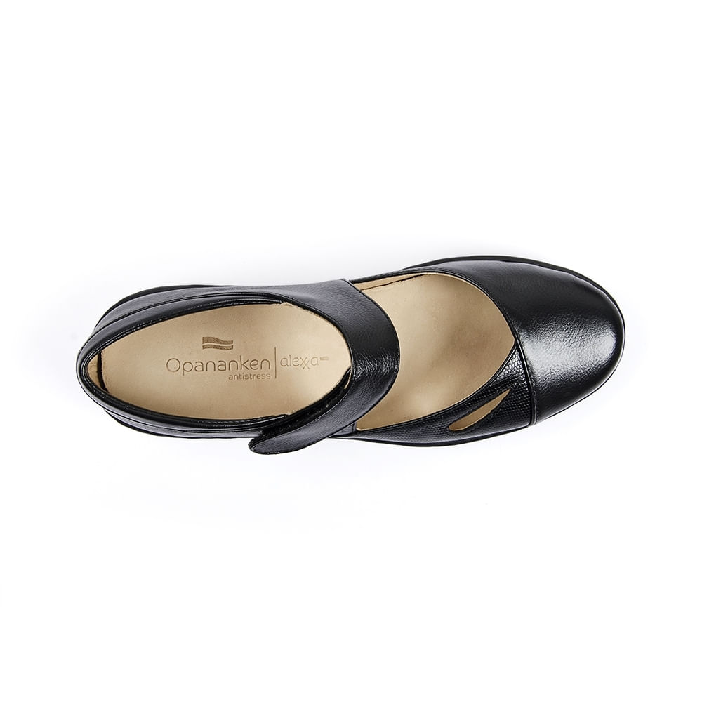 Sapato feminino preto Opananken vista lateral com recortes e logo da marca
