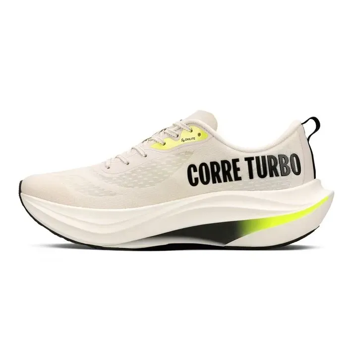 Tênis Olympikus Corre Turbo Branco Masculino visto de lado para avaliação de ajuste