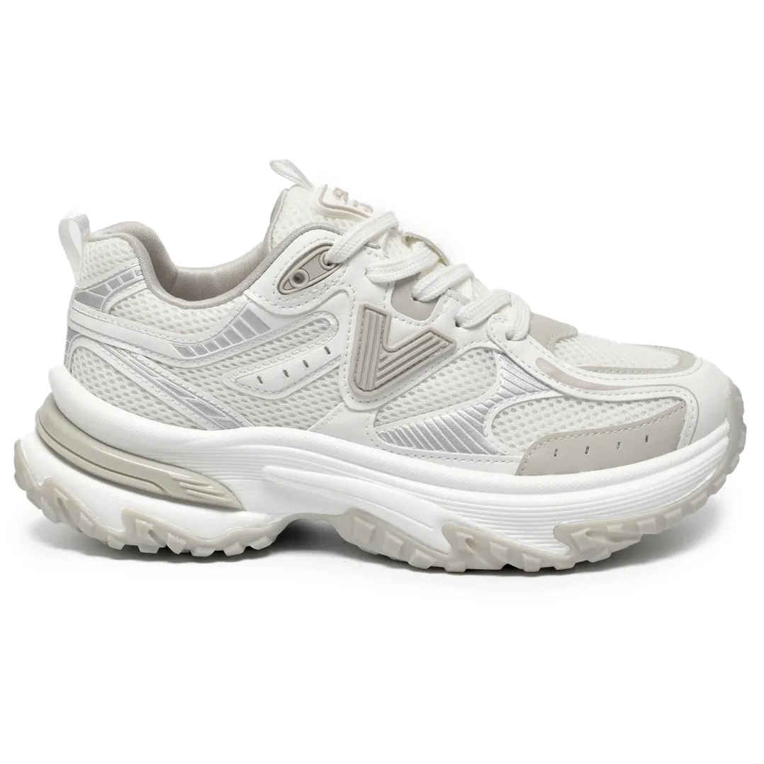 Tênis casual branco feminino Via Marte em ângulo frontal com detalhes em relevo, solado grosso e cadarço branco