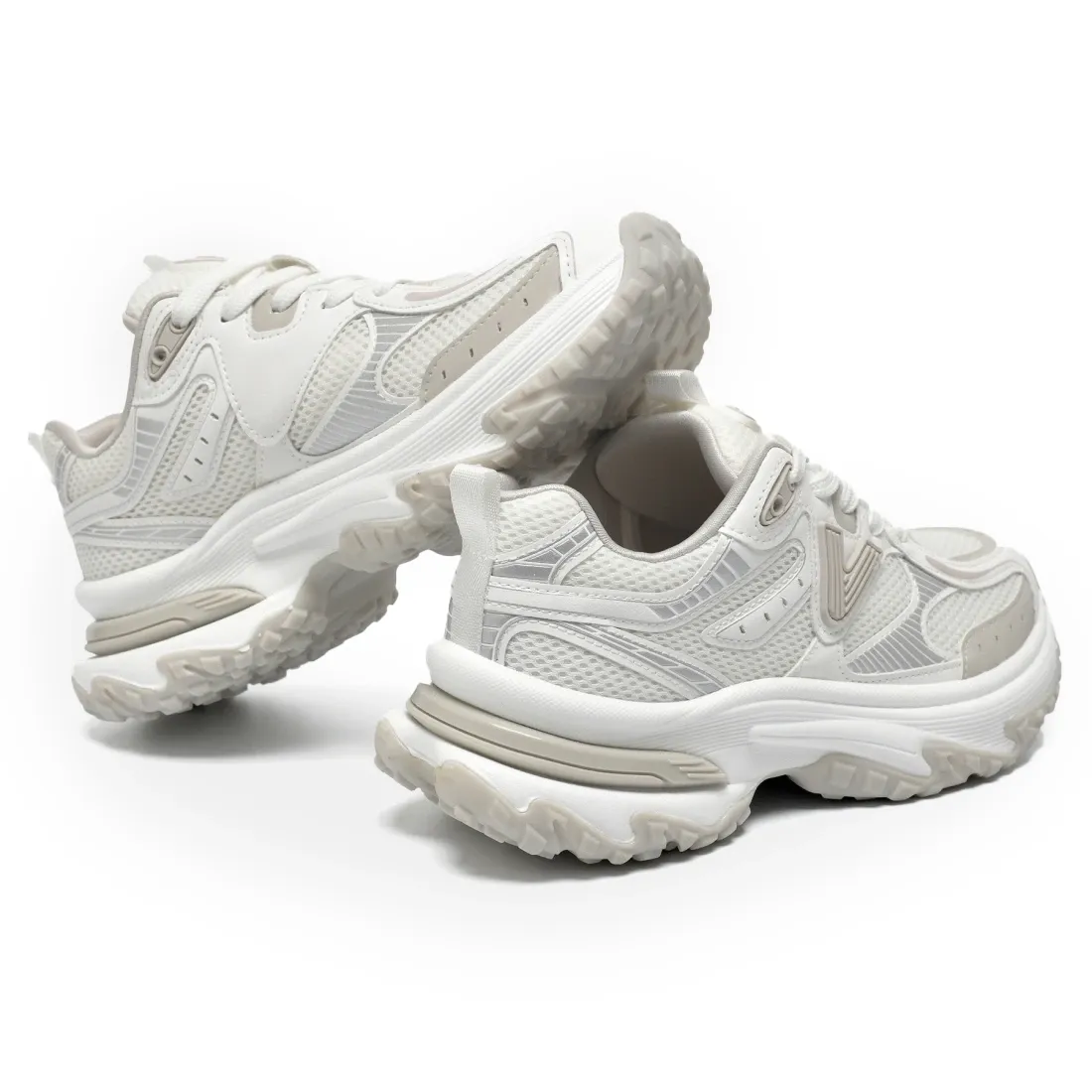 Tênis casual branco feminino Via Marte mostrando ajuste e conforto para uso diário