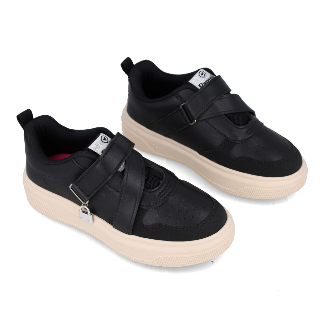Tênis infantil Pampili preto visto de lado mostrando o fechamento em velcro e detalhes do solado
