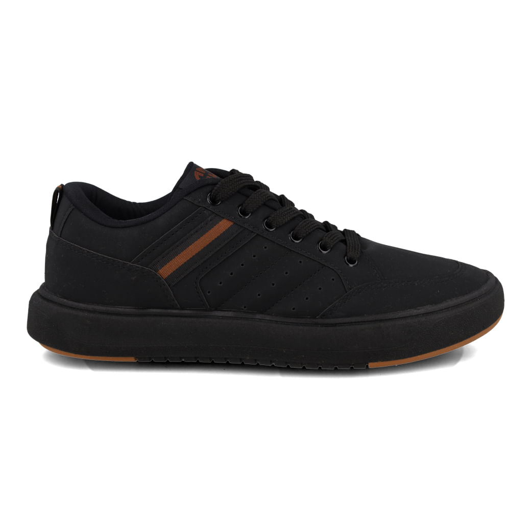 Tênis casual masculino preto com detalhes marrons, vista lateral mostrando textura e cadarço